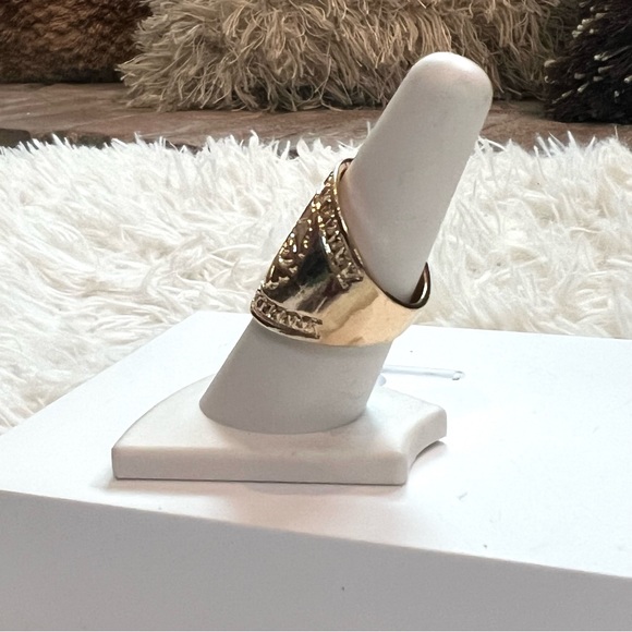 Solid, unique, gold tone statement ring wm’s size 8 - Picture 2 of 3
